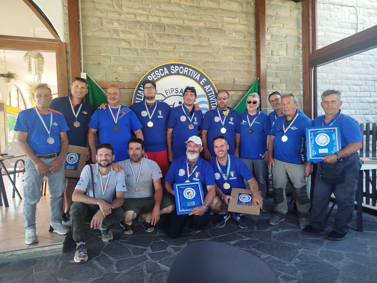 Podio CI promozionale a squadre di pesca in Fiume 2026